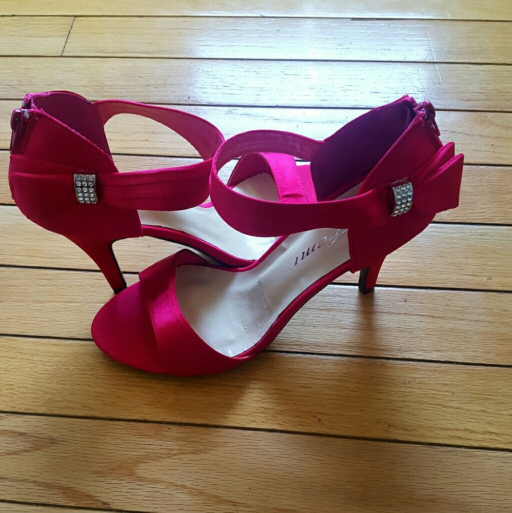 NWOT Fuschia Rhinestone Pumps
